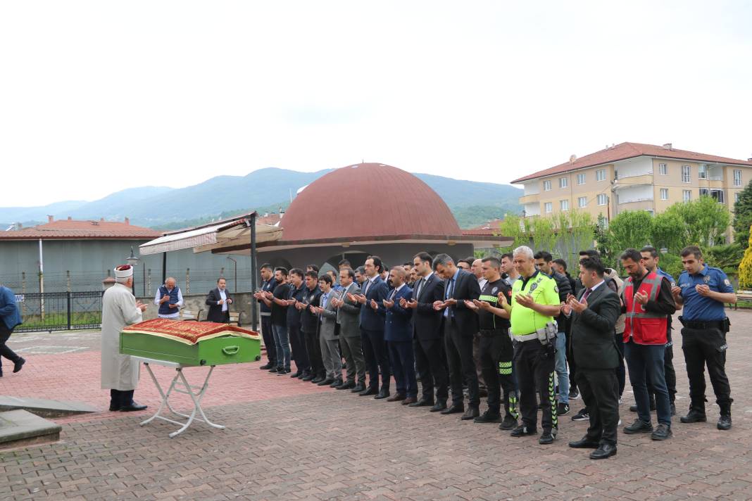 Cinsel istismardan ölen bebeğin mezarını soruşturmayı yürüten komiser yaptırdı. Bu 'İyi insanlar iyi ki varlar' haberidir 9